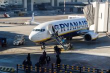 Rozbité okénko v letadle Ryanair? Nehodu způsobilo odlomení části motoru