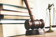 Člen online extremistické sítě cílící na mladé dívky dostal v USA 77letý trest