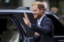 Princ Harry kvůli prohranému soudnímu sporu uhradí Daily Mailu 9,5 milionu liber