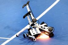 Čínská robotická olympiáda baví svět: pády, hořící stroje a nosítka