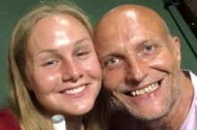 Jiří Ployhar si užívá s o desítky let mladší přítelkyní. Kritika ho rozplakala