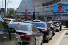 Bloomberg: Rusové opět stojí fronty na benzin