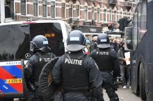 Zcela nevídaná úroveň násilí. Poklidnou zemi šokovala střelba ze samopalů na policii