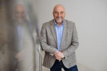 Ta zakázka se největší pojišťovně nevyplatila. Firma patří exministrovi, řeší se i další vazba