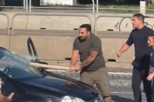 Šílená rvačka v srdci Prahy. Na videu je mlácení tyčí i řev, policie odhalila detaily