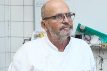 Majitel má dluhy, v kuchyni velí plukovník a po place běhá pes. Pohlreicha v Ano, šéfe! čeká další těžká mise
