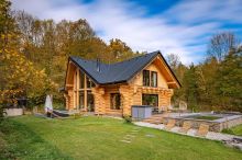 Moravský srub z beskydské jedle kombinuje syrovost dřeva s moderním komfortem