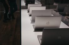 AI programuje vlastní pro GPU na MacBooku pomocí zrcadla a webkamery