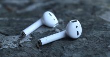 Z historie Applu: Vypadaly jako ustřižené EarPods. Před 10 lety ale Apple ukázal sluchátka, která změnila trh
