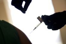 Vláda projedná možnost očkování stomatology či farmaceuty