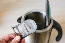Jak vyčistit rychlovarnou konvici bez speciálních přípravků? Vystačíte s tím, co máte doma