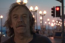Recenze: Film o Nohavicovi jako pomníček. Zmiňuje spolupráci s StB i cenu od Putina