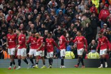 Manchester United měl rekordní příjmy, ale stále dluží přes miliardu liber