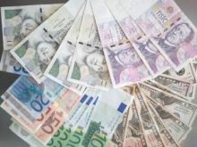 Koruna zpevnila k euru i dolaru, pražská burza opět klesla