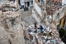 Dům explodoval po masivním úniku plynu. Trosky vydaly minimálně šest obětí
