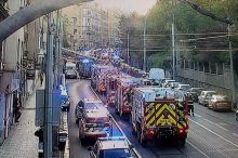 V centru Prahy hořelo v bytě, několik lidí ošetřují záchranáři, doprava stojí