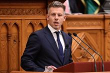 Vytrhl muži mobil a hodil ho do Dunaje. Parlament zbavil premiéra Magyara imunity