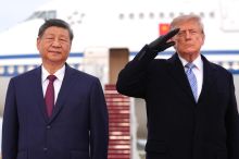 Trump měl nabízet čínskému prezidentovi americké zbraně. Bílý dům tvrzení odmítá