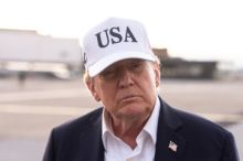 Trump může prozatím deportovat migranty do třetích zemí, rozhodl nejvyšší soud