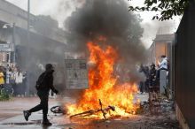 Dlažební kostky, hořící stromy. Studentské protesty se zvrhly v čirou agresi