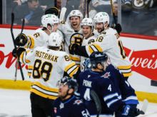 Pastrňák dvakrát asistoval a Boston udolal Winnipeg v prodloužení