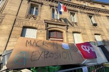 Francie kvůli protestům středoškoláků v pondělí zavře 500 škol