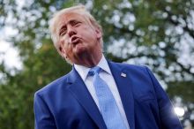 Trump: Ceny benzinu už nezvyšuje Hormuz, ale útoky na ruské rafinerie