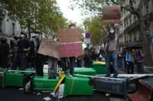 Většina francouzských středních škol obnovila výuku, studenti protestují v Belgii