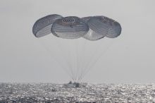 Čtveřice astronautů se po osmi měsících na ISS vrátila na Zemi v modulu SpaceX