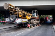 Kamion uvázlý pod mostem v Praze se nepodařilo vytáhnout, pomůže nový tank