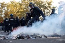 Protesty studentů ve Francii eskalují. Policie v Paříži nasadila vodní děla