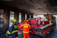 Hasiči uvolnili kamion zaseklý pod viaduktem v pražské Krči