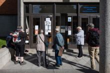 Češi dnes začali rozhodovat o budoucím složení radnic a obměně Senátu