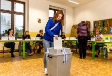 Češi dnes začali rozhodovat o složení radnic a obměně Senátu