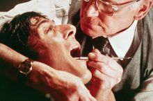 Minulost jako vrtání zubů. Film, který proslavil běhající student a uhlazený sadista