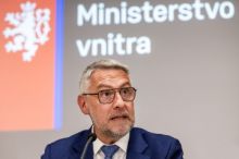 Bezpečnostní sbory dostanou příští rok přidáno 2400 Kč do tarifů, řekl Metnar