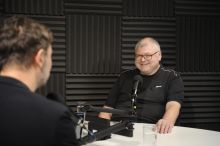 Kritizovat Klempíře je dnes módní. Denemarková si hraje na disidentku, soudí známý spisovatel
