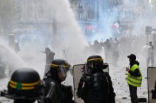 Macron slíbil tvrdě zakročit proti násilí v ulicích