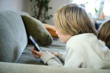 Průzkum:Vnímání emotikonů se liší podle věku, smajlík používají mladí i ironicky