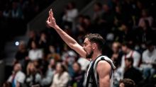 Šok na palubovce. Basketbalista Satoranský musel po pádu na hlavu do nemocnice